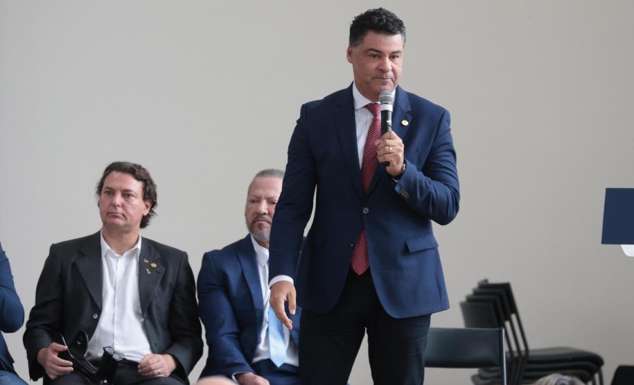 O vice-governador Darci Piana e o secretario de Educacao Roni Miranda participam nesta segunda-feira (9) de evento sobre o Programa Conexão Empregabilidade, que visa oferecer aos estudantes oportunidades de desenvolvimento profissional. Foto: Geraldo Bubniak/AEN Foto: Geraldo Bubniak/AEN