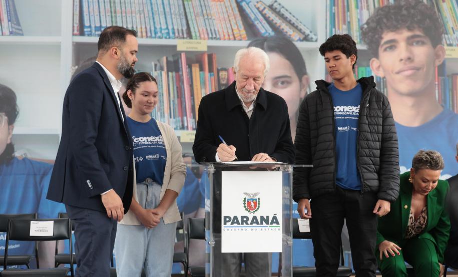 O vice-governador Darci Piana e o secretario de Educacao Roni Miranda participam nesta segunda-feira (9) de evento sobre o Programa Conexão Empregabilidade, que visa oferecer aos estudantes oportunidades de desenvolvimento profissional. Foto: Geraldo Bubniak/AEN Foto: Geraldo Bubniak/AEN