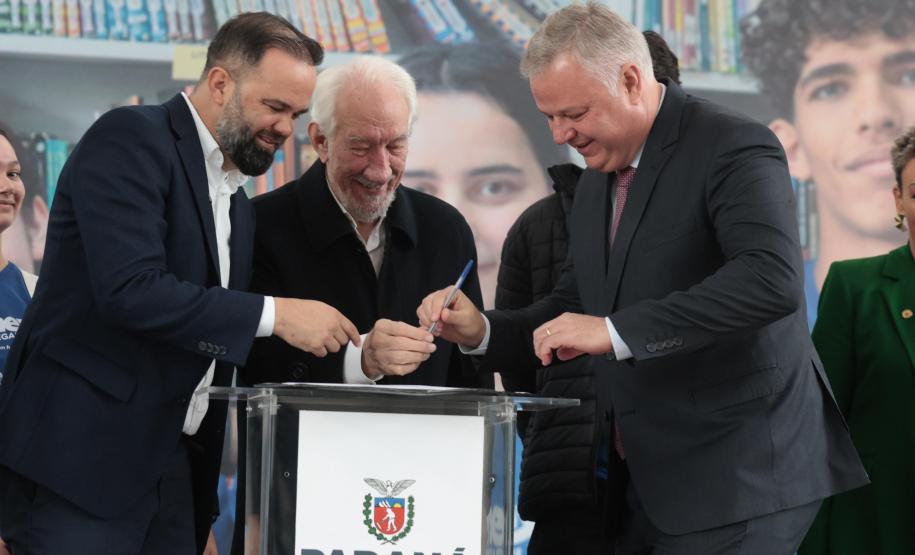 O vice-governador Darci Piana e o secretario de Educacao Roni Miranda participam nesta segunda-feira (9) de evento sobre o Programa Conexão Empregabilidade, que visa oferecer aos estudantes oportunidades de desenvolvimento profissional. Foto: Geraldo Bubniak/AEN Foto: Geraldo Bubniak/AEN