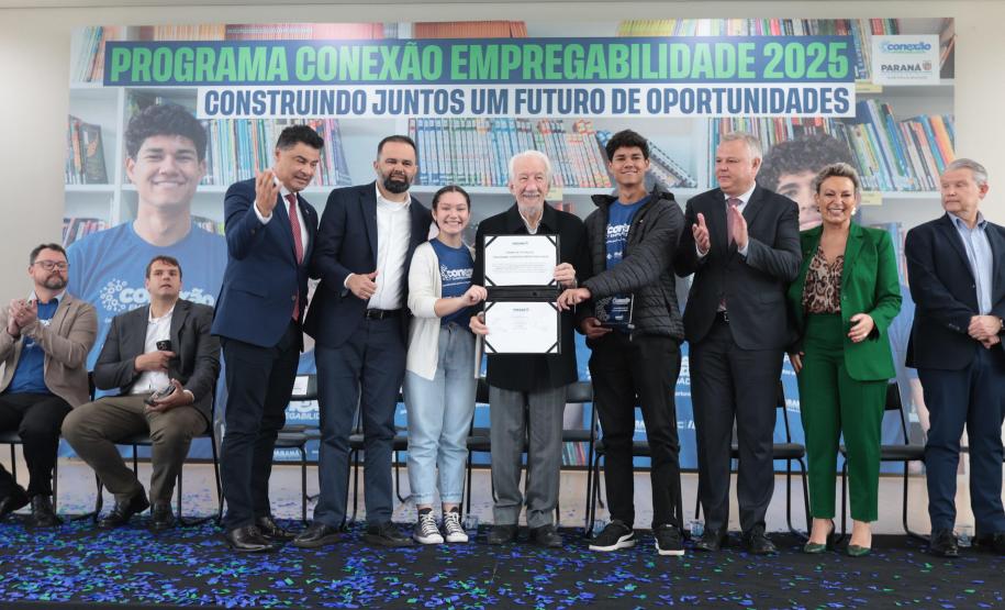 O vice-governador Darci Piana e o secretario de Educacao Roni Miranda participam nesta segunda-feira (9) de evento sobre o Programa Conexão Empregabilidade, que visa oferecer aos estudantes oportunidades de desenvolvimento profissional. Foto: Geraldo Bubniak/AEN Foto: Geraldo Bubniak/AEN