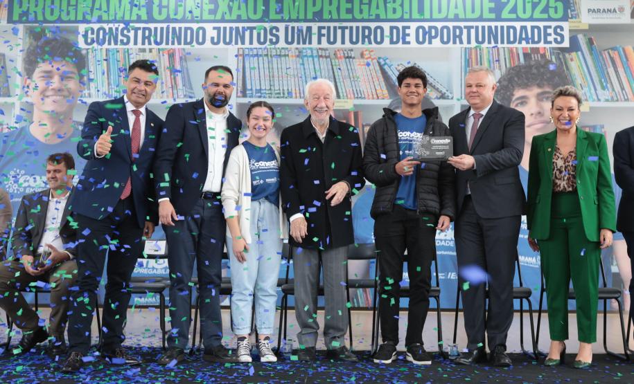 O vice-governador Darci Piana e o secretario de Educacao Roni Miranda participam nesta segunda-feira (9) de evento sobre o Programa Conexão Empregabilidade, que visa oferecer aos estudantes oportunidades de desenvolvimento profissional. Foto: Geraldo Bubniak/AEN Foto: Geraldo Bubniak/AEN