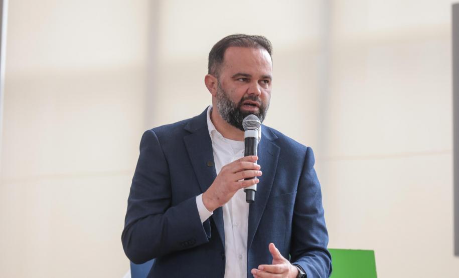 O vice-governador Darci Piana e o secretario de Educacao Roni Miranda participam nesta segunda-feira (9) de evento sobre o Programa Conexão Empregabilidade, que visa oferecer aos estudantes oportunidades de desenvolvimento profissional. Foto: Geraldo Bubniak/AEN Foto: Geraldo Bubniak/AEN