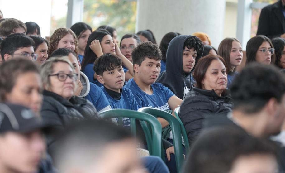 O vice-governador Darci Piana e o secretario de Educacao Roni Miranda participam nesta segunda-feira (9) de evento sobre o Programa Conexão Empregabilidade, que visa oferecer aos estudantes oportunidades de desenvolvimento profissional. Foto: Geraldo Bubniak/AEN Foto: Geraldo Bubniak/AEN
