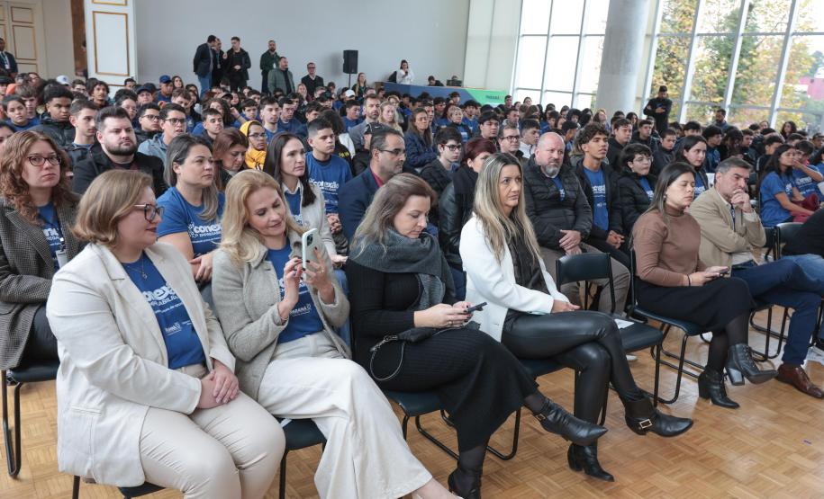 O vice-governador Darci Piana e o secretario de Educacao Roni Miranda participam nesta segunda-feira (9) de evento sobre o Programa Conexão Empregabilidade, que visa oferecer aos estudantes oportunidades de desenvolvimento profissional. Foto: Geraldo Bubniak/AEN Foto: Geraldo Bubniak/AEN