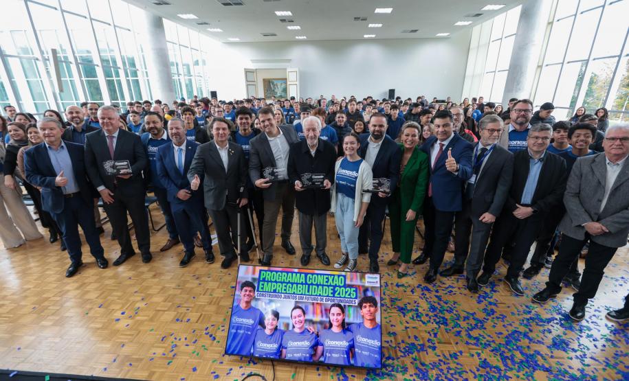 O vice-governador Darci Piana e o secretario de Educacao Roni Miranda participam nesta segunda-feira (9) de evento sobre o Programa Conexão Empregabilidade, que visa oferecer aos estudantes oportunidades de desenvolvimento profissional. Foto: Geraldo Bubniak/AEN Foto: Geraldo Bubniak/AEN