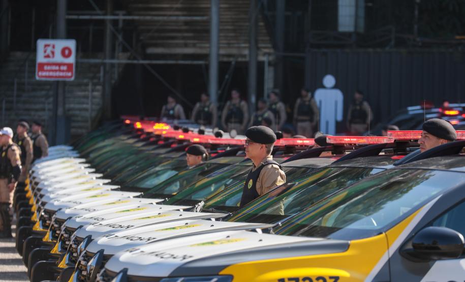 Investimento de R$ 63 milhões: Ratinho Junior entrega 431 motos e viaturas para a PMPR Foto: Jonathan Campos/AEN Foto: Geraldo Bubniak/AEN Foto: Geraldo Bubniak/AEN Foto: Geraldo Bubniak/AEN Foto: Geraldo Bubniak/AEN Foto: Geraldo Bubniak/AEN O governador Carlos Massa Ratinho Junior entrega nesta terça-feira (17) 431 novos veículos para a Polícia Militar. São 209 motocicletas e 222 automóveis para diversas unidades, na Pedreira Paulo Leminski, em Curitiba. Foto: Geraldo Bubniak/AEN O governador Carlos