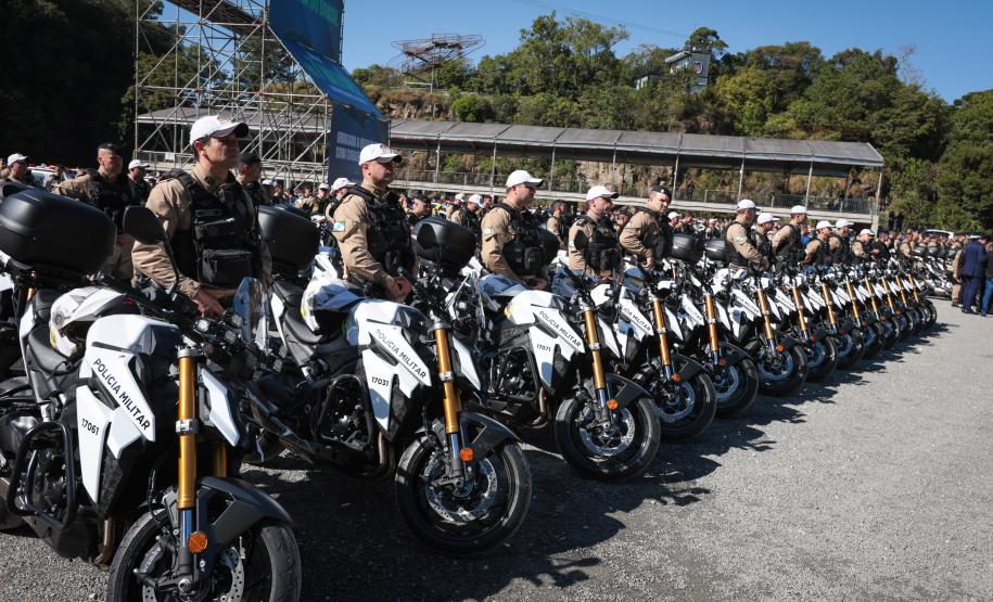 Investimento de R$ 63 milhões: Ratinho Junior entrega 431 motos e viaturas para a PMPR Foto: Jonathan Campos/AEN Foto: Geraldo Bubniak/AEN Foto: Geraldo Bubniak/AEN Foto: Geraldo Bubniak/AEN Foto: Geraldo Bubniak/AEN Foto: Geraldo Bubniak/AEN O governador Carlos Massa Ratinho Junior entrega nesta terça-feira (17) 431 novos veículos para a Polícia Militar. São 209 motocicletas e 222 automóveis para diversas unidades, na Pedreira Paulo Leminski, em Curitiba. Foto: Geraldo Bubniak/AEN O governador Carlos