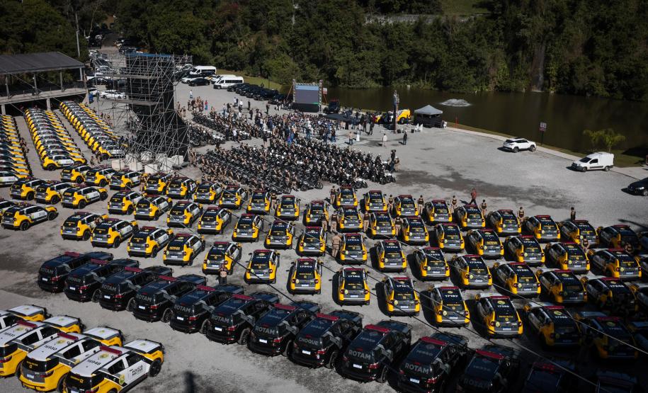 Investimento de R$ 63 milhões: Ratinho Junior entrega 431 motos e viaturas para a PMPR Foto: Jonathan Campos/AEN Foto: Geraldo Bubniak/AEN Foto: Geraldo Bubniak/AEN Foto: Geraldo Bubniak/AEN Foto: Geraldo Bubniak/AEN Foto: Geraldo Bubniak/AEN O governador Carlos Massa Ratinho Junior entrega nesta terça-feira (17) 431 novos veículos para a Polícia Militar. São 209 motocicletas e 222 automóveis para diversas unidades, na Pedreira Paulo Leminski, em Curitiba. Foto: Geraldo Bubniak/AEN O governador Carlos