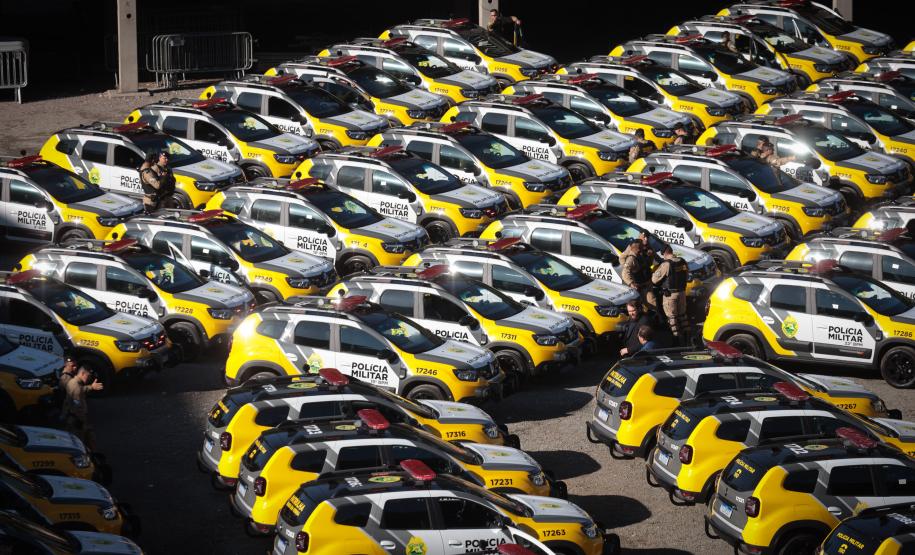 Investimento de R$ 63 milhões: Ratinho Junior entrega 431 motos e viaturas para a PMPR Foto: Jonathan Campos/AEN Foto: Geraldo Bubniak/AEN Foto: Geraldo Bubniak/AEN Foto: Geraldo Bubniak/AEN Foto: Geraldo Bubniak/AEN Foto: Geraldo Bubniak/AEN O governador Carlos Massa Ratinho Junior entrega nesta terça-feira (17) 431 novos veículos para a Polícia Militar. São 209 motocicletas e 222 automóveis para diversas unidades, na Pedreira Paulo Leminski, em Curitiba. Foto: Geraldo Bubniak/AEN O governador Carlos