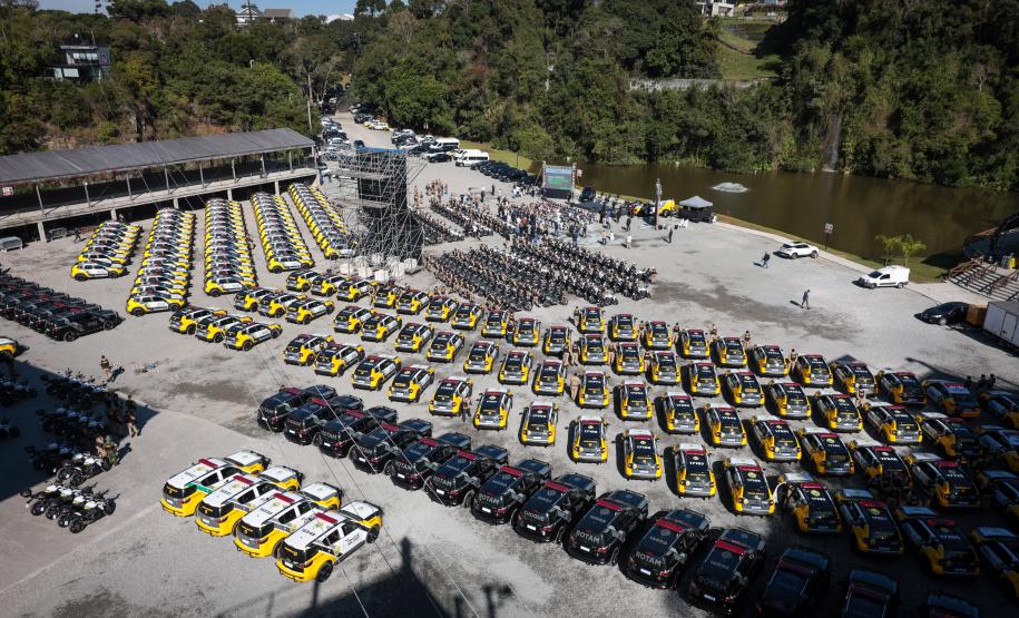 Investimento de R$ 63 milhões: Ratinho Junior entrega 431 motos e viaturas para a PMPR Foto: Jonathan Campos/AEN Foto: Geraldo Bubniak/AEN Foto: Geraldo Bubniak/AEN Foto: Geraldo Bubniak/AEN Foto: Geraldo Bubniak/AEN Foto: Geraldo Bubniak/AEN O governador Carlos Massa Ratinho Junior entrega nesta terça-feira (17) 431 novos veículos para a Polícia Militar. São 209 motocicletas e 222 automóveis para diversas unidades, na Pedreira Paulo Leminski, em Curitiba. Foto: Geraldo Bubniak/AEN O governador Carlos