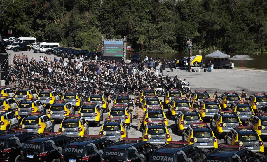 Investimento de R$ 63 milhões: Ratinho Junior entrega 431 motos e viaturas para a PMPR Foto: Jonathan Campos/AEN Foto: Geraldo Bubniak/AEN Foto: Geraldo Bubniak/AEN Foto: Geraldo Bubniak/AEN Foto: Geraldo Bubniak/AEN Foto: Geraldo Bubniak/AEN O governador Carlos Massa Ratinho Junior entrega nesta terça-feira (17) 431 novos veículos para a Polícia Militar. São 209 motocicletas e 222 automóveis para diversas unidades, na Pedreira Paulo Leminski, em Curitiba. Foto: Geraldo Bubniak/AEN O governador Carlos