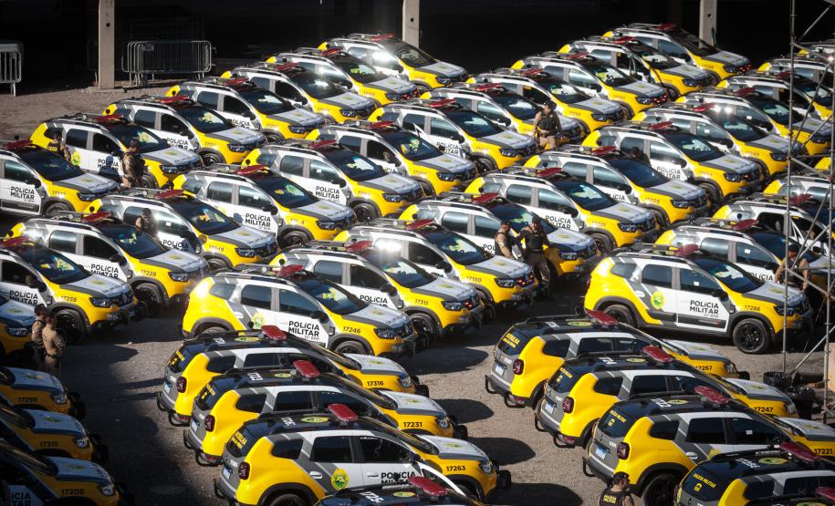 Investimento de R$ 63 milhões: Ratinho Junior entrega 431 motos e viaturas para a PMPR Foto: Jonathan Campos/AEN Foto: Geraldo Bubniak/AEN Foto: Geraldo Bubniak/AEN Foto: Geraldo Bubniak/AEN Foto: Geraldo Bubniak/AEN Foto: Geraldo Bubniak/AEN O governador Carlos Massa Ratinho Junior entrega nesta terça-feira (17) 431 novos veículos para a Polícia Militar. São 209 motocicletas e 222 automóveis para diversas unidades, na Pedreira Paulo Leminski, em Curitiba. Foto: Geraldo Bubniak/AEN O governador Carlos