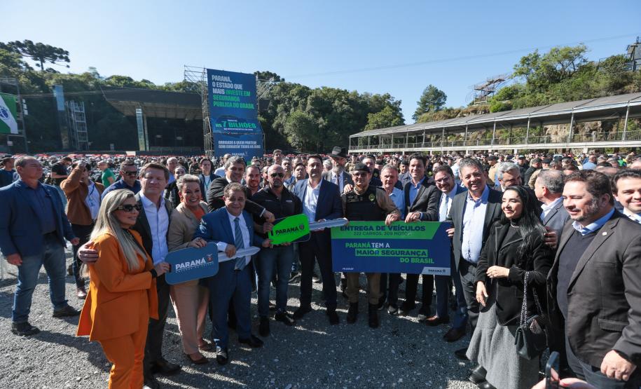Investimento de R$ 63 milhões: Ratinho Junior entrega 431 motos e viaturas para a PMPR Foto: Jonathan Campos/AEN Foto: Geraldo Bubniak/AEN Foto: Geraldo Bubniak/AEN Foto: Geraldo Bubniak/AEN Foto: Geraldo Bubniak/AEN Foto: Geraldo Bubniak/AEN O governador Carlos Massa Ratinho Junior entrega nesta terça-feira (17) 431 novos veículos para a Polícia Militar. São 209 motocicletas e 222 automóveis para diversas unidades, na Pedreira Paulo Leminski, em Curitiba. Foto: Geraldo Bubniak/AEN O governador Carlos