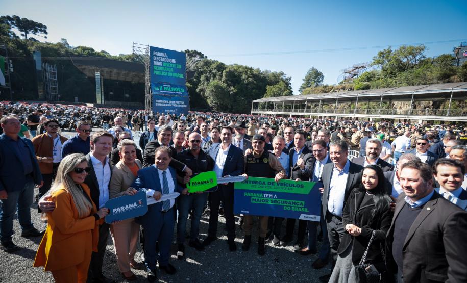 Investimento de R$ 63 milhões: Ratinho Junior entrega 431 motos e viaturas para a PMPR Foto: Jonathan Campos/AEN Foto: Geraldo Bubniak/AEN Foto: Geraldo Bubniak/AEN Foto: Geraldo Bubniak/AEN Foto: Geraldo Bubniak/AEN Foto: Geraldo Bubniak/AEN O governador Carlos Massa Ratinho Junior entrega nesta terça-feira (17) 431 novos veículos para a Polícia Militar. São 209 motocicletas e 222 automóveis para diversas unidades, na Pedreira Paulo Leminski, em Curitiba. Foto: Geraldo Bubniak/AEN O governador Carlos