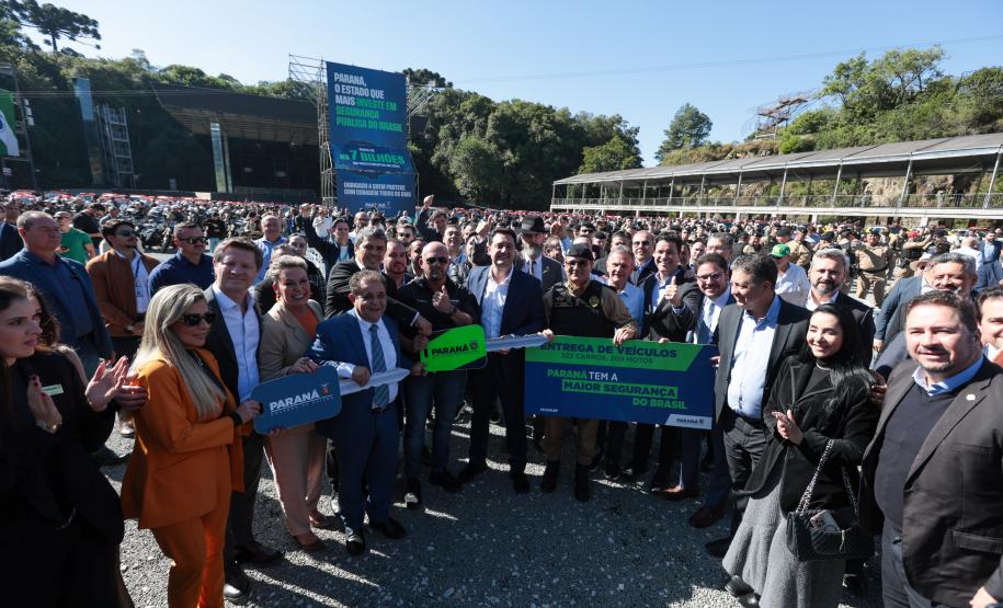 Investimento de R$ 63 milhões: Ratinho Junior entrega 431 motos e viaturas para a PMPR Foto: Jonathan Campos/AEN Foto: Geraldo Bubniak/AEN Foto: Geraldo Bubniak/AEN Foto: Geraldo Bubniak/AEN Foto: Geraldo Bubniak/AEN Foto: Geraldo Bubniak/AEN O governador Carlos Massa Ratinho Junior entrega nesta terça-feira (17) 431 novos veículos para a Polícia Militar. São 209 motocicletas e 222 automóveis para diversas unidades, na Pedreira Paulo Leminski, em Curitiba. Foto: Geraldo Bubniak/AEN O governador Carlos