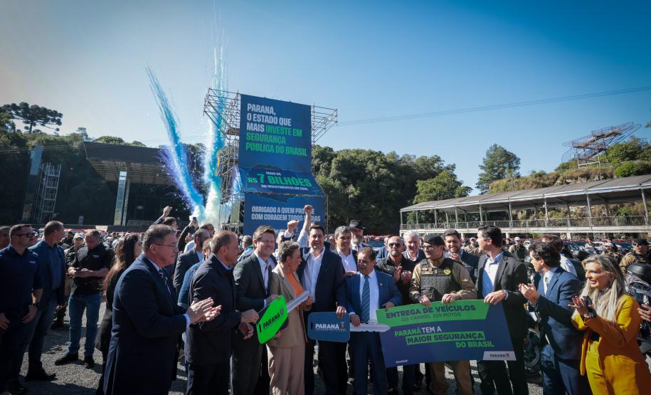 Investimento de R$ 63 milhões: Ratinho Junior entrega 431 motos e viaturas para a PMPR Foto: Jonathan Campos/AEN Foto: Geraldo Bubniak/AEN Foto: Geraldo Bubniak/AEN Foto: Geraldo Bubniak/AEN Foto: Geraldo Bubniak/AEN Foto: Geraldo Bubniak/AEN O governador Carlos Massa Ratinho Junior entrega nesta terça-feira (17) 431 novos veículos para a Polícia Militar. São 209 motocicletas e 222 automóveis para diversas unidades, na Pedreira Paulo Leminski, em Curitiba. Foto: Geraldo Bubniak/AEN O governador Carlos