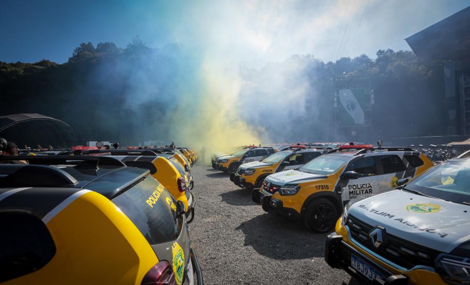 Investimento de R$ 63 milhões: Ratinho Junior entrega 431 motos e viaturas para a PMPR Foto: Jonathan Campos/AEN Foto: Geraldo Bubniak/AEN Foto: Geraldo Bubniak/AEN Foto: Geraldo Bubniak/AEN Foto: Geraldo Bubniak/AEN Foto: Geraldo Bubniak/AEN O governador Carlos Massa Ratinho Junior entrega nesta terça-feira (17) 431 novos veículos para a Polícia Militar. São 209 motocicletas e 222 automóveis para diversas unidades, na Pedreira Paulo Leminski, em Curitiba. Foto: Geraldo Bubniak/AEN O governador Carlos