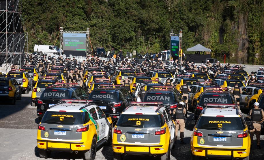 Investimento de R$ 63 milhões: Ratinho Junior entrega 431 motos e viaturas para a PMPR Foto: Jonathan Campos/AEN Foto: Geraldo Bubniak/AEN Foto: Geraldo Bubniak/AEN Foto: Geraldo Bubniak/AEN Foto: Geraldo Bubniak/AEN Foto: Geraldo Bubniak/AEN O governador Carlos Massa Ratinho Junior entrega nesta terça-feira (17) 431 novos veículos para a Polícia Militar. São 209 motocicletas e 222 automóveis para diversas unidades, na Pedreira Paulo Leminski, em Curitiba. Foto: Geraldo Bubniak/AEN O governador Carlos