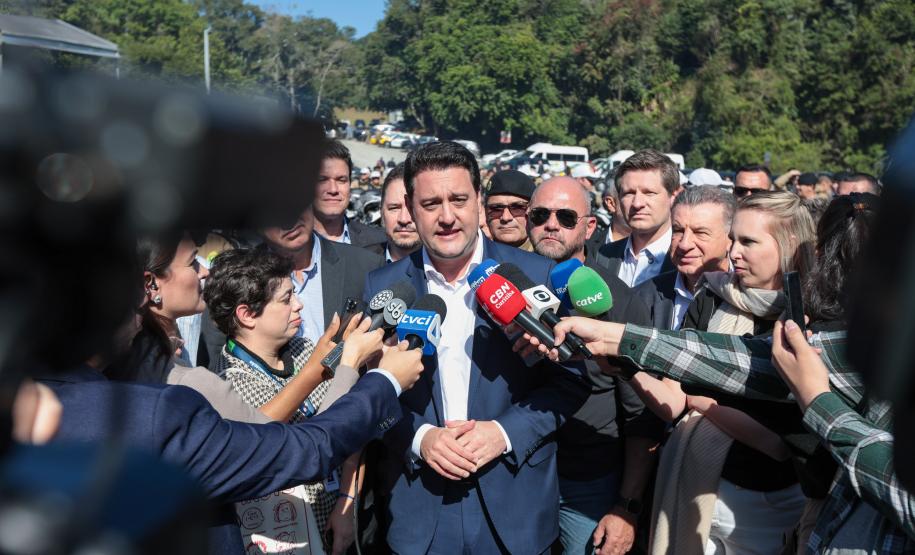 Investimento de R$ 63 milhões: Ratinho Junior entrega 431 motos e viaturas para a PMPR Foto: Jonathan Campos/AEN Foto: Geraldo Bubniak/AEN Foto: Geraldo Bubniak/AEN Foto: Geraldo Bubniak/AEN Foto: Geraldo Bubniak/AEN Foto: Geraldo Bubniak/AEN O governador Carlos Massa Ratinho Junior entrega nesta terça-feira (17) 431 novos veículos para a Polícia Militar. São 209 motocicletas e 222 automóveis para diversas unidades, na Pedreira Paulo Leminski, em Curitiba. Foto: Geraldo Bubniak/AEN O governador Carlos