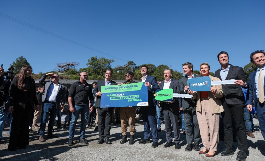 Investimento de R$ 63 milhões: Ratinho Junior entrega 431 motos e viaturas para a PMPR Foto: Jonathan Campos/AEN Foto: Geraldo Bubniak/AEN Foto: Geraldo Bubniak/AEN Foto: Geraldo Bubniak/AEN Foto: Geraldo Bubniak/AEN Foto: Geraldo Bubniak/AEN O governador Carlos Massa Ratinho Junior entrega nesta terça-feira (17) 431 novos veículos para a Polícia Militar. São 209 motocicletas e 222 automóveis para diversas unidades, na Pedreira Paulo Leminski, em Curitiba. Foto: Geraldo Bubniak/AEN O governador Carlos