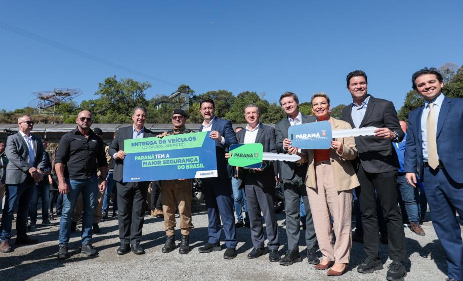 Investimento de R$ 63 milhões: Ratinho Junior entrega 431 motos e viaturas para a PMPR Foto: Jonathan Campos/AEN Foto: Geraldo Bubniak/AEN Foto: Geraldo Bubniak/AEN Foto: Geraldo Bubniak/AEN Foto: Geraldo Bubniak/AEN Foto: Geraldo Bubniak/AEN O governador Carlos Massa Ratinho Junior entrega nesta terça-feira (17) 431 novos veículos para a Polícia Militar. São 209 motocicletas e 222 automóveis para diversas unidades, na Pedreira Paulo Leminski, em Curitiba. Foto: Geraldo Bubniak/AEN O governador Carlos