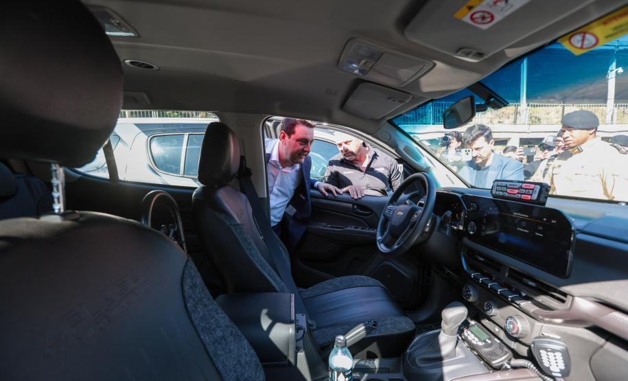 Investimento de R$ 63 milhões: Ratinho Junior entrega 431 motos e viaturas para a PMPR Foto: Jonathan Campos/AEN Foto: Geraldo Bubniak/AEN Foto: Geraldo Bubniak/AEN Foto: Geraldo Bubniak/AEN Foto: Geraldo Bubniak/AEN Foto: Geraldo Bubniak/AEN O governador Carlos Massa Ratinho Junior entrega nesta terça-feira (17) 431 novos veículos para a Polícia Militar. São 209 motocicletas e 222 automóveis para diversas unidades, na Pedreira Paulo Leminski, em Curitiba. Foto: Geraldo Bubniak/AEN O governador Carlos