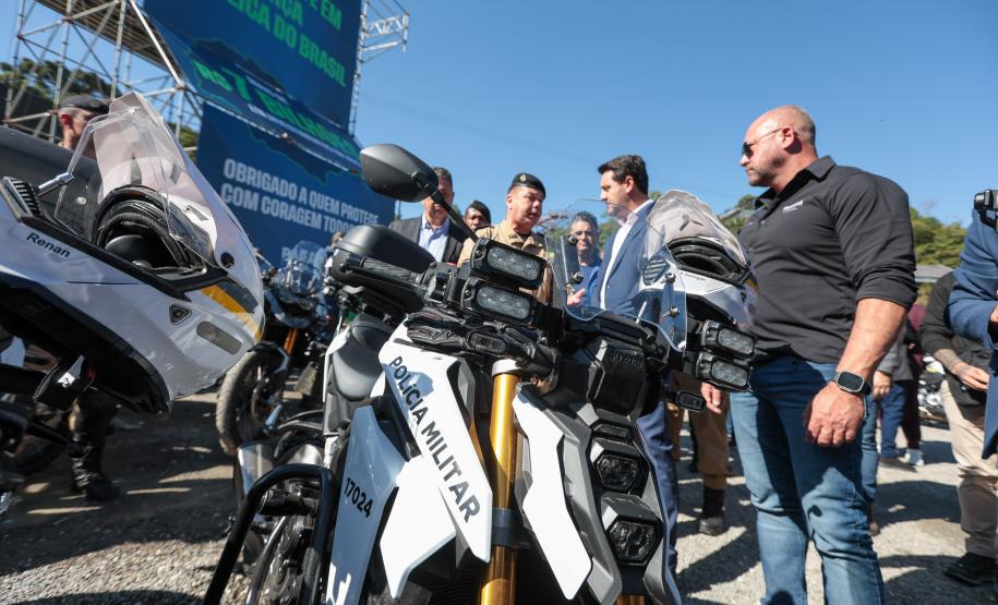 Investimento de R$ 63 milhões: Ratinho Junior entrega 431 motos e viaturas para a PMPR Foto: Jonathan Campos/AEN Foto: Geraldo Bubniak/AEN Foto: Geraldo Bubniak/AEN Foto: Geraldo Bubniak/AEN Foto: Geraldo Bubniak/AEN Foto: Geraldo Bubniak/AEN O governador Carlos Massa Ratinho Junior entrega nesta terça-feira (17) 431 novos veículos para a Polícia Militar. São 209 motocicletas e 222 automóveis para diversas unidades, na Pedreira Paulo Leminski, em Curitiba. Foto: Geraldo Bubniak/AEN O governador Carlos