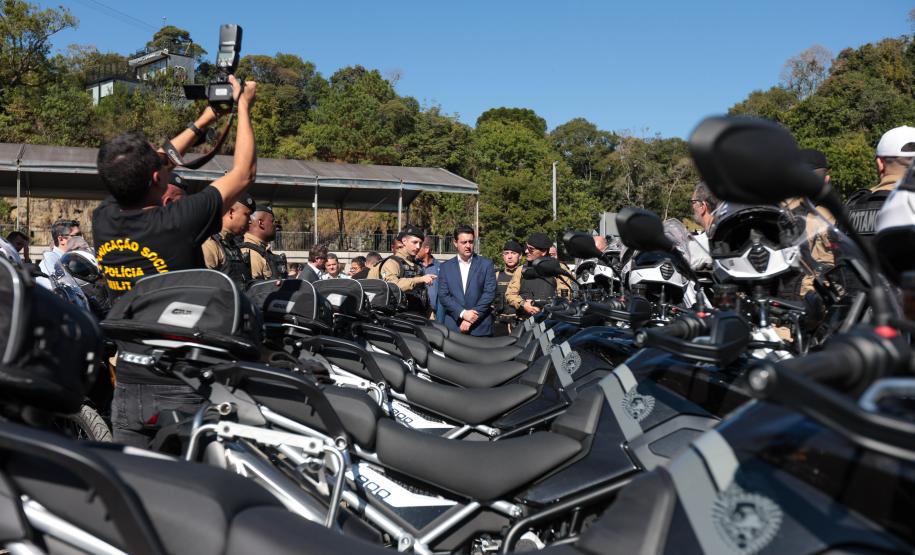 Investimento de R$ 63 milhões: Ratinho Junior entrega 431 motos e viaturas para a PMPR Foto: Jonathan Campos/AEN Foto: Geraldo Bubniak/AEN Foto: Geraldo Bubniak/AEN Foto: Geraldo Bubniak/AEN Foto: Geraldo Bubniak/AEN Foto: Geraldo Bubniak/AEN O governador Carlos Massa Ratinho Junior entrega nesta terça-feira (17) 431 novos veículos para a Polícia Militar. São 209 motocicletas e 222 automóveis para diversas unidades, na Pedreira Paulo Leminski, em Curitiba. Foto: Geraldo Bubniak/AEN O governador Carlos