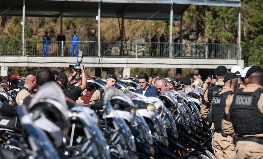 Investimento de R$ 63 milhões: Ratinho Junior entrega 431 motos e viaturas para a PMPR Foto: Jonathan Campos/AEN Foto: Geraldo Bubniak/AEN Foto: Geraldo Bubniak/AEN Foto: Geraldo Bubniak/AEN Foto: Geraldo Bubniak/AEN Foto: Geraldo Bubniak/AEN O governador Carlos Massa Ratinho Junior entrega nesta terça-feira (17) 431 novos veículos para a Polícia Militar. São 209 motocicletas e 222 automóveis para diversas unidades, na Pedreira Paulo Leminski, em Curitiba. Foto: Geraldo Bubniak/AEN O governador Carlos