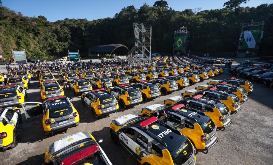 Investimento de R$ 63 milhões: Ratinho Junior entrega 431 motos e viaturas para a PMPR Foto: Jonathan Campos/AEN Foto: Geraldo Bubniak/AEN Foto: Geraldo Bubniak/AEN Foto: Geraldo Bubniak/AEN Foto: Geraldo Bubniak/AEN Foto: Geraldo Bubniak/AEN O governador Carlos Massa Ratinho Junior entrega nesta terça-feira (17) 431 novos veículos para a Polícia Militar. São 209 motocicletas e 222 automóveis para diversas unidades, na Pedreira Paulo Leminski, em Curitiba. Foto: Geraldo Bubniak/AEN O governador Carlos