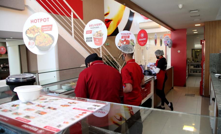 Serviços e turismo acumulam altas nas atividades no Paraná em 2025, aponta IBGE