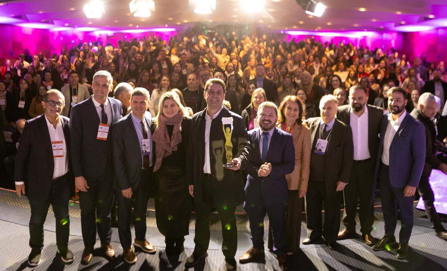 Curitiba, 11 de junho de 2025 - Governador Carlos Massa Ratinho Junior recebe o Prêmio Político Humanizador durante o Congresso Internacional Novo Tempo na Educação. Foto: Roberto Dziura Jr/AEN