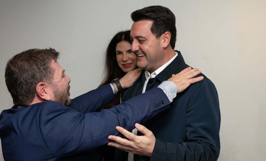 Curitiba, 11 de junho de 2025 - Governador Carlos Massa Ratinho Junior recebe o Prêmio Político Humanizador durante o Congresso Internacional Novo Tempo na Educação. Foto: Roberto Dziura Jr/AEN