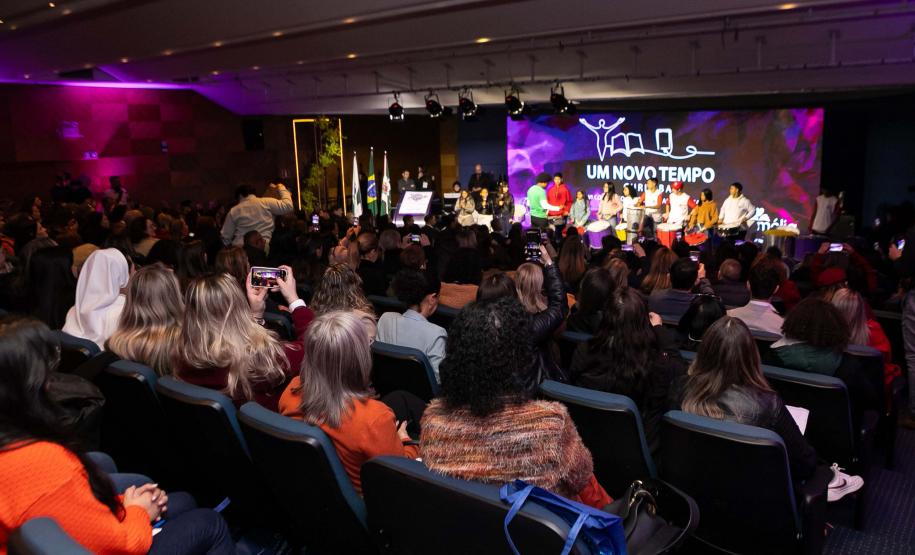Curitiba, 11 de junho de 2025 - Governador Carlos Massa Ratinho Junior recebe o Prêmio Político Humanizador durante o Congresso Internacional Novo Tempo na Educação. Foto: Roberto Dziura Jr/AEN