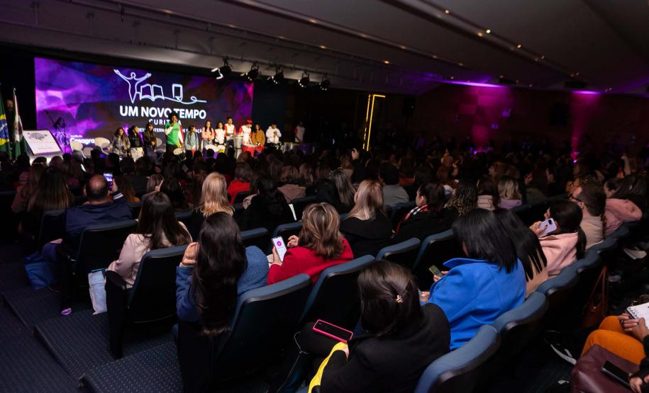 Curitiba, 11 de junho de 2025 - Governador Carlos Massa Ratinho Junior recebe o Prêmio Político Humanizador durante o Congresso Internacional Novo Tempo na Educação. Foto: Roberto Dziura Jr/AEN