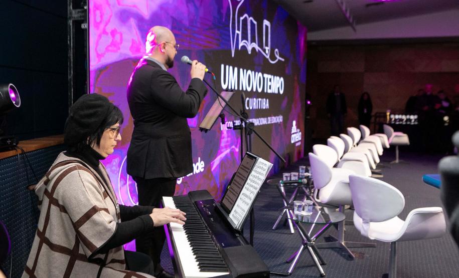 Curitiba, 11 de junho de 2025 - Governador Carlos Massa Ratinho Junior recebe o Prêmio Político Humanizador durante o Congresso Internacional Novo Tempo na Educação. Foto: Roberto Dziura Jr/AEN