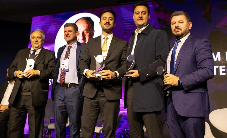 Curitiba, 11 de junho de 2025 - Governador Carlos Massa Ratinho Junior recebe o Prêmio Político Humanizador durante o Congresso Internacional Novo Tempo na Educação. Foto: Roberto Dziura Jr/AEN