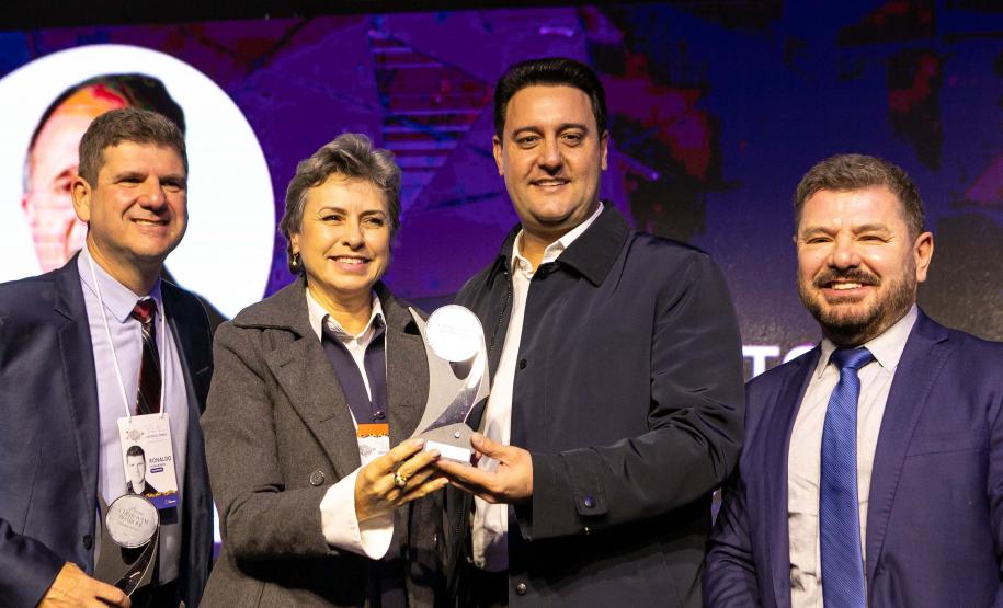 Curitiba, 11 de junho de 2025 - Governador Carlos Massa Ratinho Junior recebe o Prêmio Político Humanizador durante o Congresso Internacional Novo Tempo na Educação. Foto: Roberto Dziura Jr/AEN