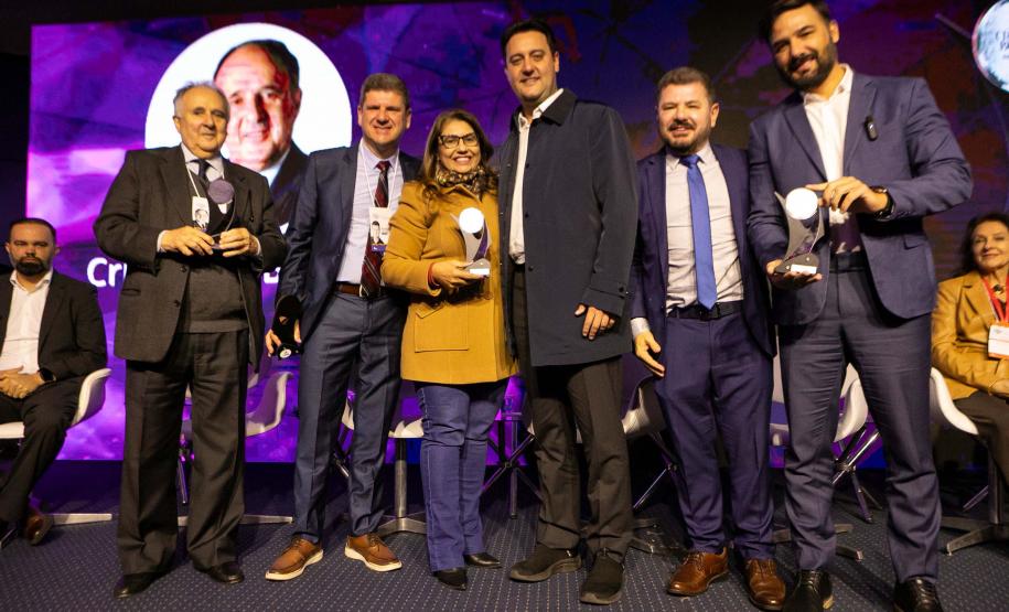 Curitiba, 11 de junho de 2025 - Governador Carlos Massa Ratinho Junior recebe o Prêmio Político Humanizador durante o Congresso Internacional Novo Tempo na Educação. Foto: Roberto Dziura Jr/AEN