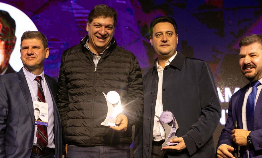 Curitiba, 11 de junho de 2025 - Governador Carlos Massa Ratinho Junior recebe o Prêmio Político Humanizador durante o Congresso Internacional Novo Tempo na Educação. Foto: Roberto Dziura Jr/AEN