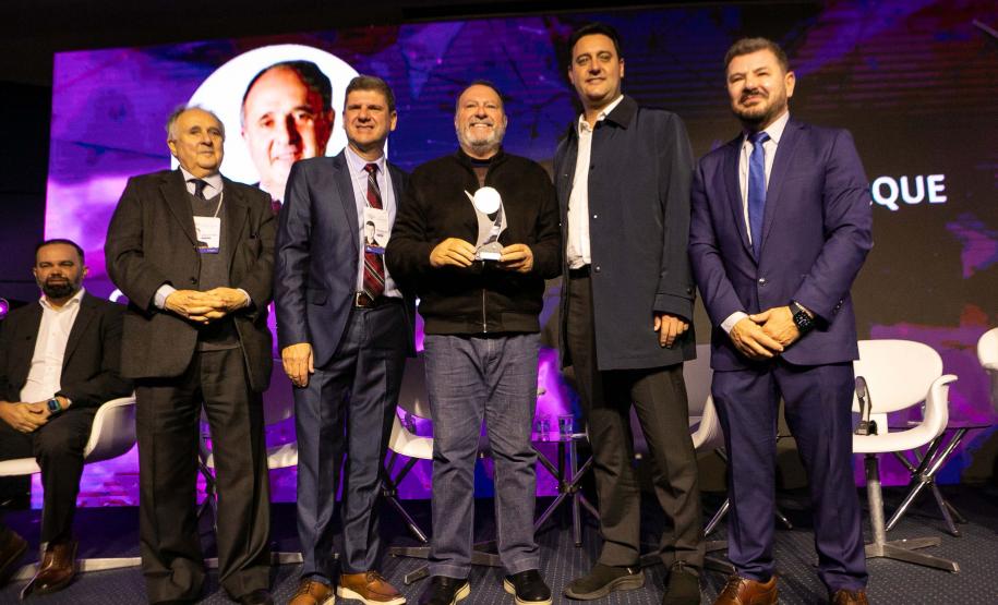 Curitiba, 11 de junho de 2025 - Governador Carlos Massa Ratinho Junior recebe o Prêmio Político Humanizador durante o Congresso Internacional Novo Tempo na Educação. Foto: Roberto Dziura Jr/AEN