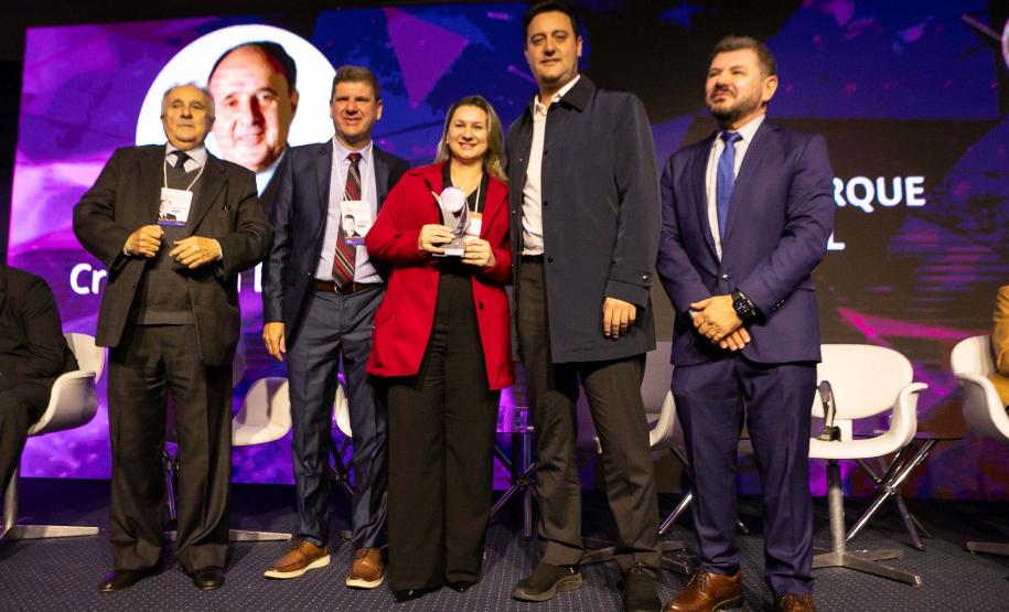 Curitiba, 11 de junho de 2025 - Governador Carlos Massa Ratinho Junior recebe o Prêmio Político Humanizador durante o Congresso Internacional Novo Tempo na Educação. Foto: Roberto Dziura Jr/AEN