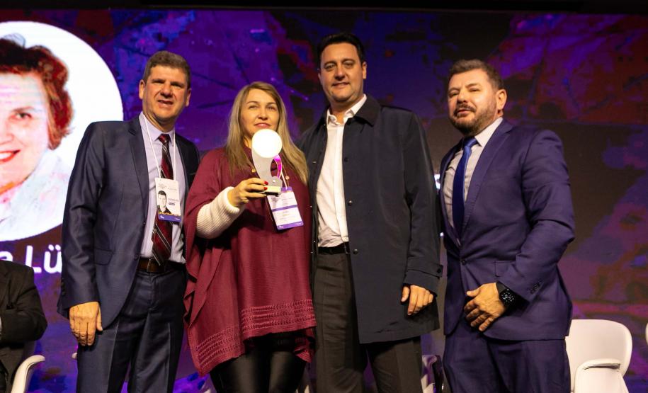 Curitiba, 11 de junho de 2025 - Governador Carlos Massa Ratinho Junior recebe o Prêmio Político Humanizador durante o Congresso Internacional Novo Tempo na Educação. Foto: Roberto Dziura Jr/AEN