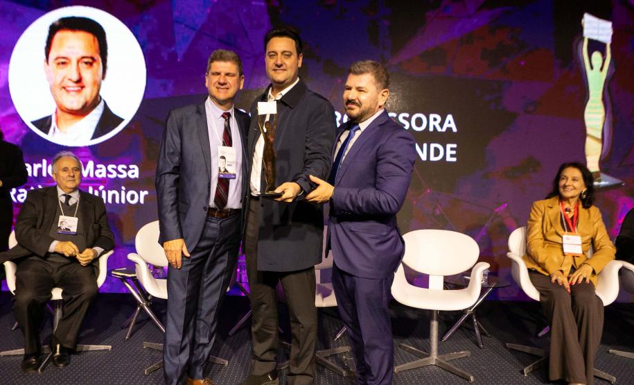 Curitiba, 11 de junho de 2025 - Governador Carlos Massa Ratinho Junior recebe o Prêmio Político Humanizador durante o Congresso Internacional Novo Tempo na Educação. Foto: Roberto Dziura Jr/AEN