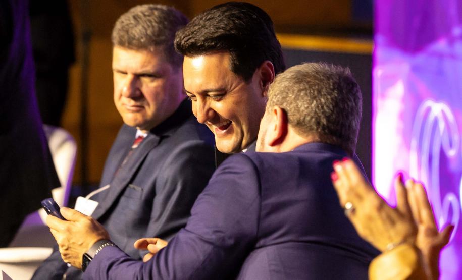 Curitiba, 11 de junho de 2025 - Governador Carlos Massa Ratinho Junior recebe o Prêmio Político Humanizador durante o Congresso Internacional Novo Tempo na Educação. Foto: Roberto Dziura Jr/AEN