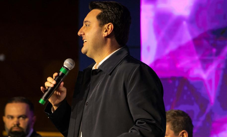 Curitiba, 11 de junho de 2025 - Governador Carlos Massa Ratinho Junior recebe o Prêmio Político Humanizador durante o Congresso Internacional Novo Tempo na Educação. Foto: Roberto Dziura Jr/AEN