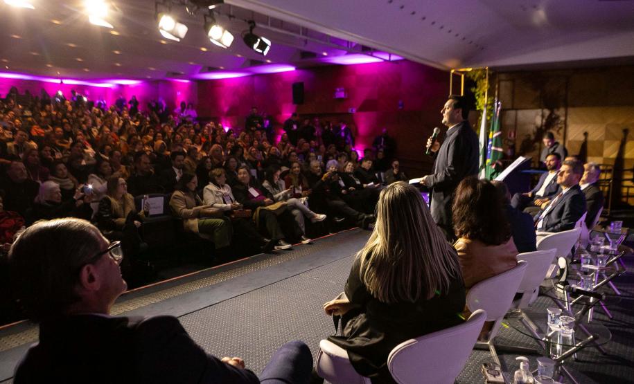 Curitiba, 11 de junho de 2025 - Governador Carlos Massa Ratinho Junior recebe o Prêmio Político Humanizador durante o Congresso Internacional Novo Tempo na Educação. Foto: Roberto Dziura Jr/AEN