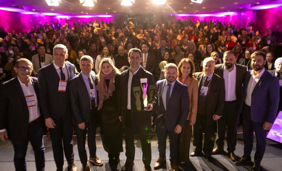 Curitiba, 11 de junho de 2025 - Governador Carlos Massa Ratinho Junior recebe o Prêmio Político Humanizador durante o Congresso Internacional Novo Tempo na Educação. Foto: Roberto Dziura Jr/AEN