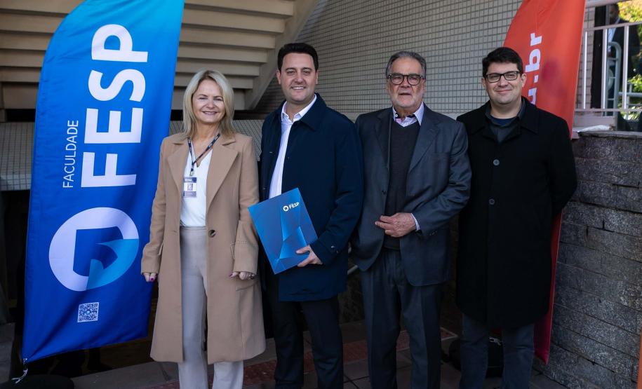 Curitiba, 11 de junho de 2025 - Governador Carlos Massa Ratinho Junior recebe o Prêmio Político Humanizador durante o Congresso Internacional Novo Tempo na Educação. Foto: Roberto Dziura Jr/AEN