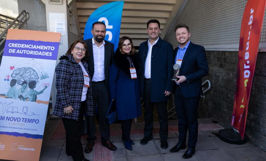 Curitiba, 11 de junho de 2025 - Governador Carlos Massa Ratinho Junior recebe o Prêmio Político Humanizador durante o Congresso Internacional Novo Tempo na Educação. Foto: Roberto Dziura Jr/AEN